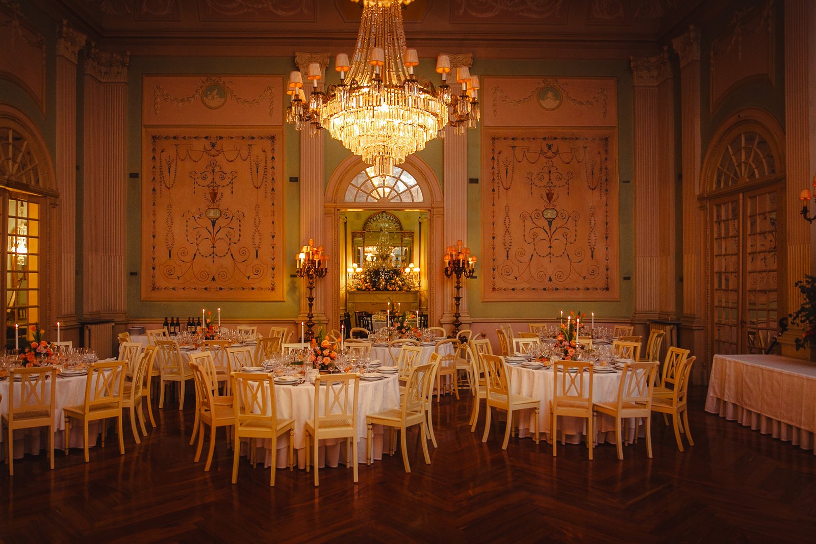 Warm atmosphere and music during the evening reception